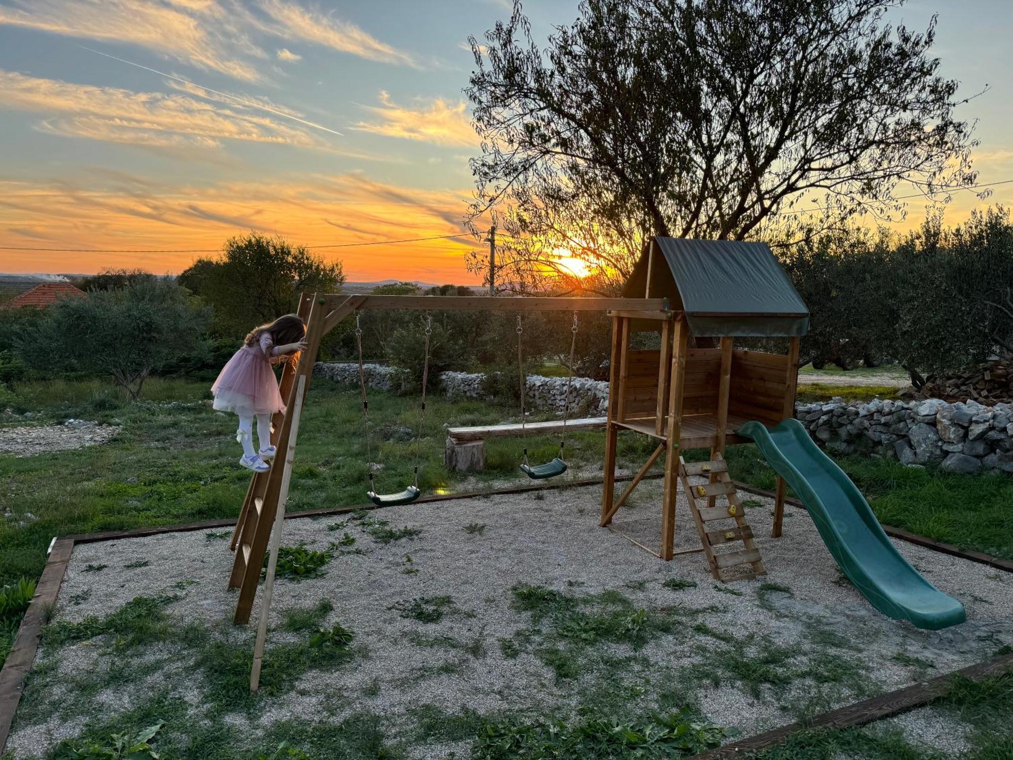 Relax And Unwind: Family-Friendly House Near Zadar In Zagradヴィラ エクステリア 写真